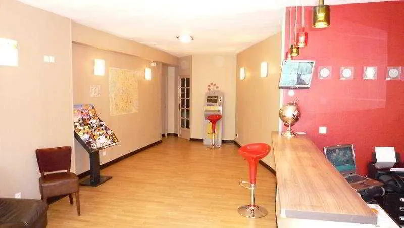 ホテル Montmartre Clignancourt パリ